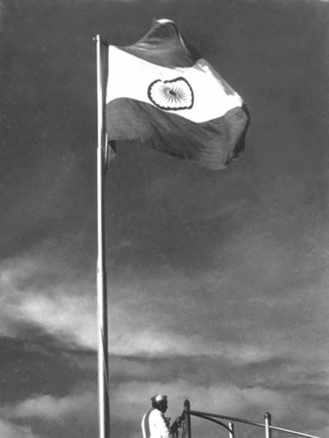 Independence day | १५ ऑगस्ट १९४७ रोजी दिल्लीच्या लाल किल्ल्यावर युनियन जॅक खाली उतरून तिरंगा फडकवण्यात आला.